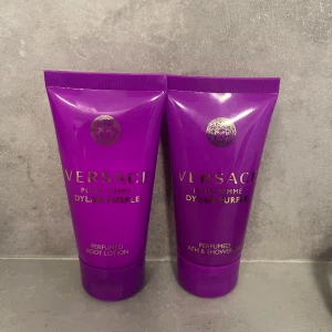 Versace Dylan Purple duo set - Två produkter från Versace Pour Femme Dylan Purple: en perfumed body lotion och en perfumed bath & shower gel. Perfekt för dig som vill ha en lyxig känsla i din dagliga rutin. Mer än hälften kvar i båda!