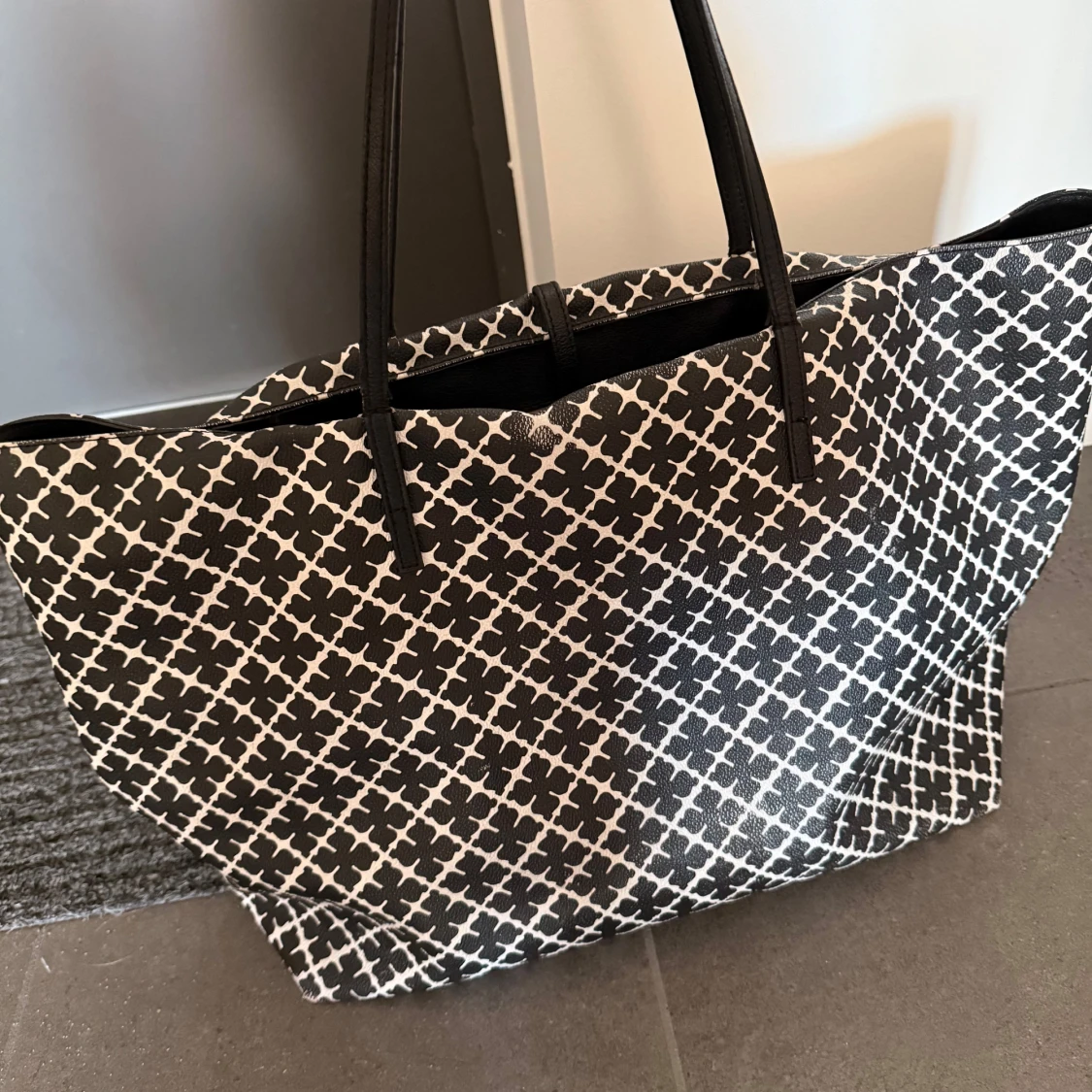 Svartvit shoppingväska By Malene Birger - 1