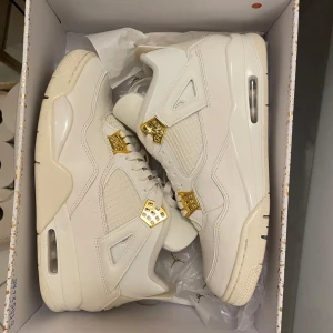 Nike Air Jordan 4 Retro Metalic - ✅Authentiska . Skick 9.9/10 använd kanske en gång ! Nypris ligger på Ca 2800kr . Box förekommer ’