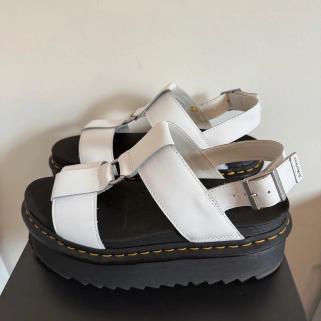 Vita Dr. Martens sandaler med platåsula - 1