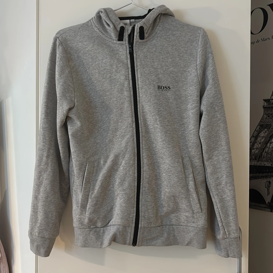 Grå hoodie från Hugo Boss med dragkedja