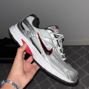 Nike Initiator - Hej! 👋 | Säljer ett par sköna skor från Nike. I modellen Initiator | Skorna är i storlek 44 och är i ett väldigt bra skick | Skorna har ett sportigt utseende med snygga Röda detaljer som gör skorna unika och perfekt för hösten! | Tveka inte att höra av dig vid frågor! 🤝