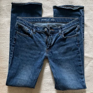 Old Navy jeans  - Jeans från Old Navy i storlek 16. Passar dig som är runt 160 cm och brukar ha storlek Small. Jag har sytt om dem till low rise, så de sitter snyggt lågt på höften. Klassisk blå denim med justerbar midja på insidan. Längden är normal – funkar som långa jeans för kortare personer och lite kortare för längre. Fint skick, sparsamt använda.