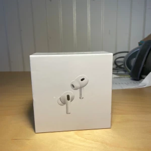 AirPods Pro  - AirPods Pro – Helt nya och oöppnade  Säljer ett par AirPods Pro, helt nya, på grund av att jag fyllde år och fick två par. Jag behöver alltså inte det här paret. 	•	Helt nya, aldrig använda. 	•	Kartongen är fortfarande förseglad / oöppnad. 	•	Självklart 100% äkta AirPods-produkt. 	•	Kommer med allt originaltillbehör. 	•	Perfekt för dig som vill ha nya AirPods till ett bättre pris. 	•	Serienummer finns också med. 