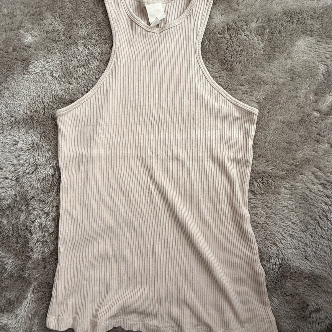 Beige ribbad linnetopp