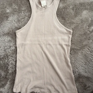 Beige ribbad linnetopp - Snygg beige ribbad linnetopp med rund halsringning och ärmlös design. 