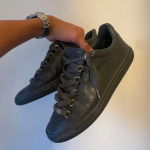Balenciaga arenas  - Dessa fina gråa arenas kommer saknas, dom är i bra skick. Står storlek 42 i men dom passar ett par storlekar upp som alla andra arenas (typ 44/43). Bara att göra av dig vid några frågor, priset kan diskuteras vid snabb affär 