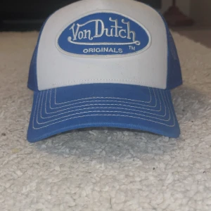  Von Dutch truckerkeps - Säljer eftersom jag aldrig har använt den och står og plockar damm, den är som ny.