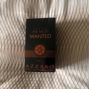 Azzaro The Most Wanted Parfum - Azzaro The Most Wanted Parfum, 100 ml. Snygg och modern design som sticker ut. Perfekt för dig som vill ha en statement-doft i din samling. Tillverkad i Frankrike 🇫🇷. Denna parfym tillsammans med Love in black fick jag in present så därvar finns det inget kvitto men allt originellt medföljer !