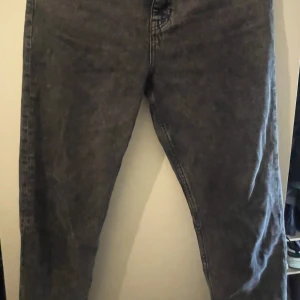 Svarta jeans från Zara, storlek 36 - Säljer ett par svarta jeans från Zara i storlek 36. Jeansen har klassisk femficksdesign, raka ben och normal passform. Materialet är denim och färgen är tvättad svart vilket ger en cool, lite vintage look.