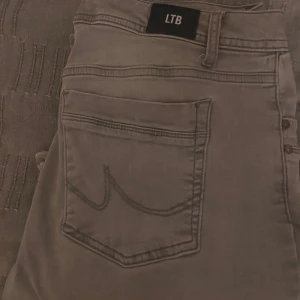 Ltb jeans  - Säljer mina grå bootcut ltb jeans. Säljer de då de är förstora så de inte kommer till användning. De är använda max 5-6 gånger så inga tecken på defekter och i väldigt bra skick, de är lowwaist ❤️❤️ kom privat för fler bilder eller frågor 