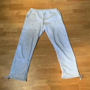 Tuttolente byxor - Gråa Tuttolente byxor i storlek L. Den är lite nopprig men går att ta bort. Priset är inte hugget i sten. Skriv vid minsta lilla fundering!