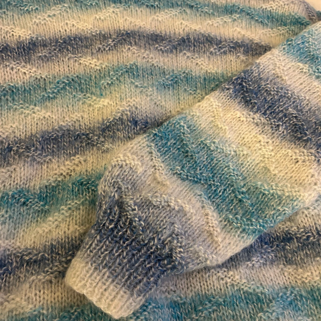 Randig stickad tröja i blått och vitt - 2