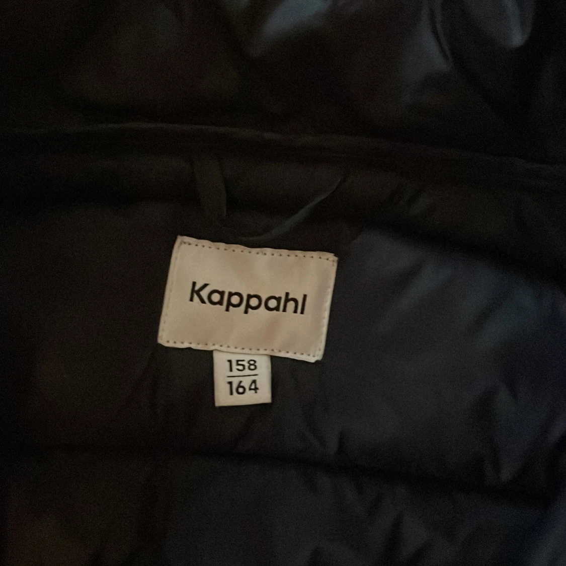 Två västar en mörkblå från strova och en svart från kappahl. En av dem 170kr styck / båda 299kr - 4