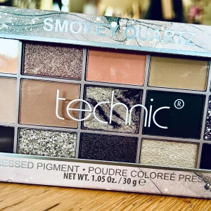 ”Smokey Quartz” från Technic.! - Högpigmenterad eyeshadow-palette ”Smokey Quartz” från Technic. 30 g. Vegansk och PETA-approved. Plomberad.