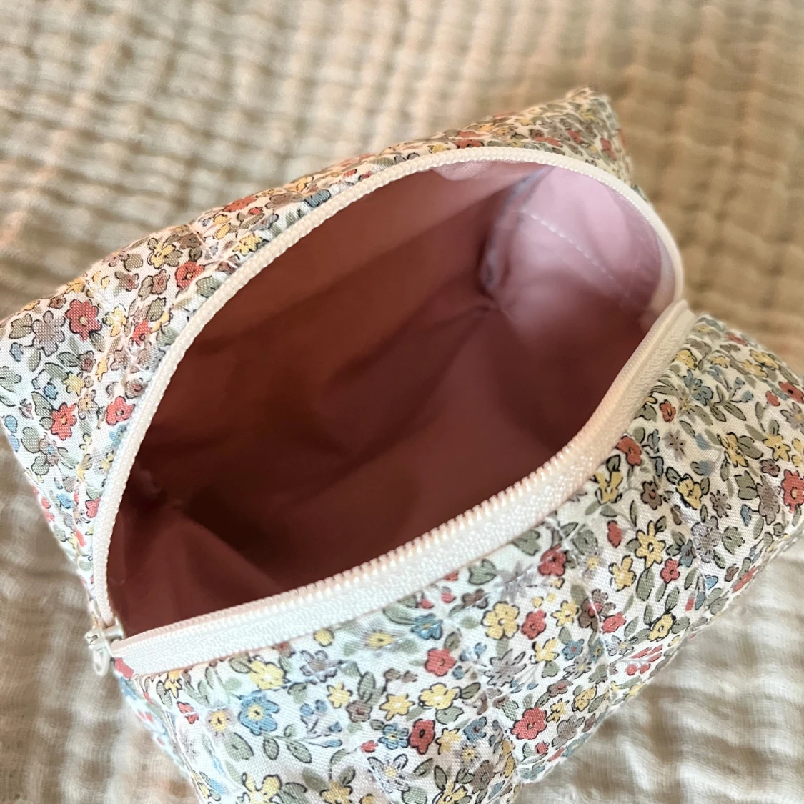 Blommig necessär - 1