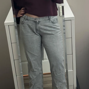 Grå jeans – low waist, raka ben (Ullared) - Stilrena grå jeans från Ullared. 	•	Low waist (lågmidja) 	•	Raka ben 	•	Bekväm passform och snygg vardagslook Storlek: 46 Mycket sparsamt använda – i fint skick.  Nypris ca 200 kr.