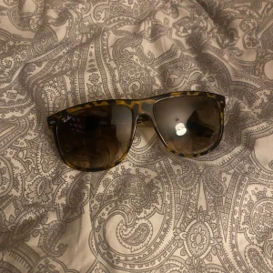 Raybans Boyfriend - Helt sprillans nya. Säljer då för att jag inte tyckte de såg bra ut på mig och att jag inte kunde lämna tillbaka pga förlorat kvitto. Köpta via synsam
