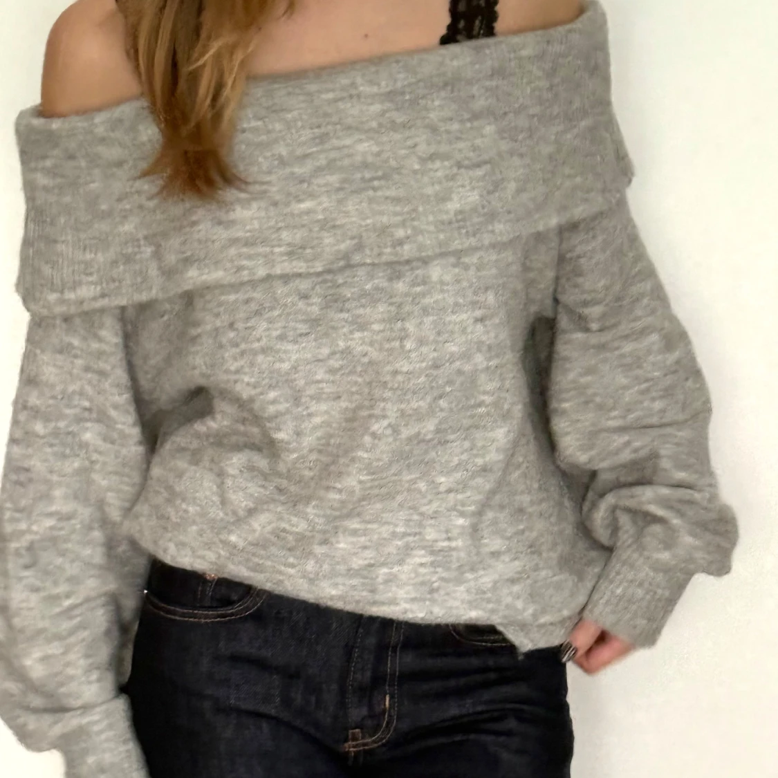 Grå offshoulder stickad tröja - 1