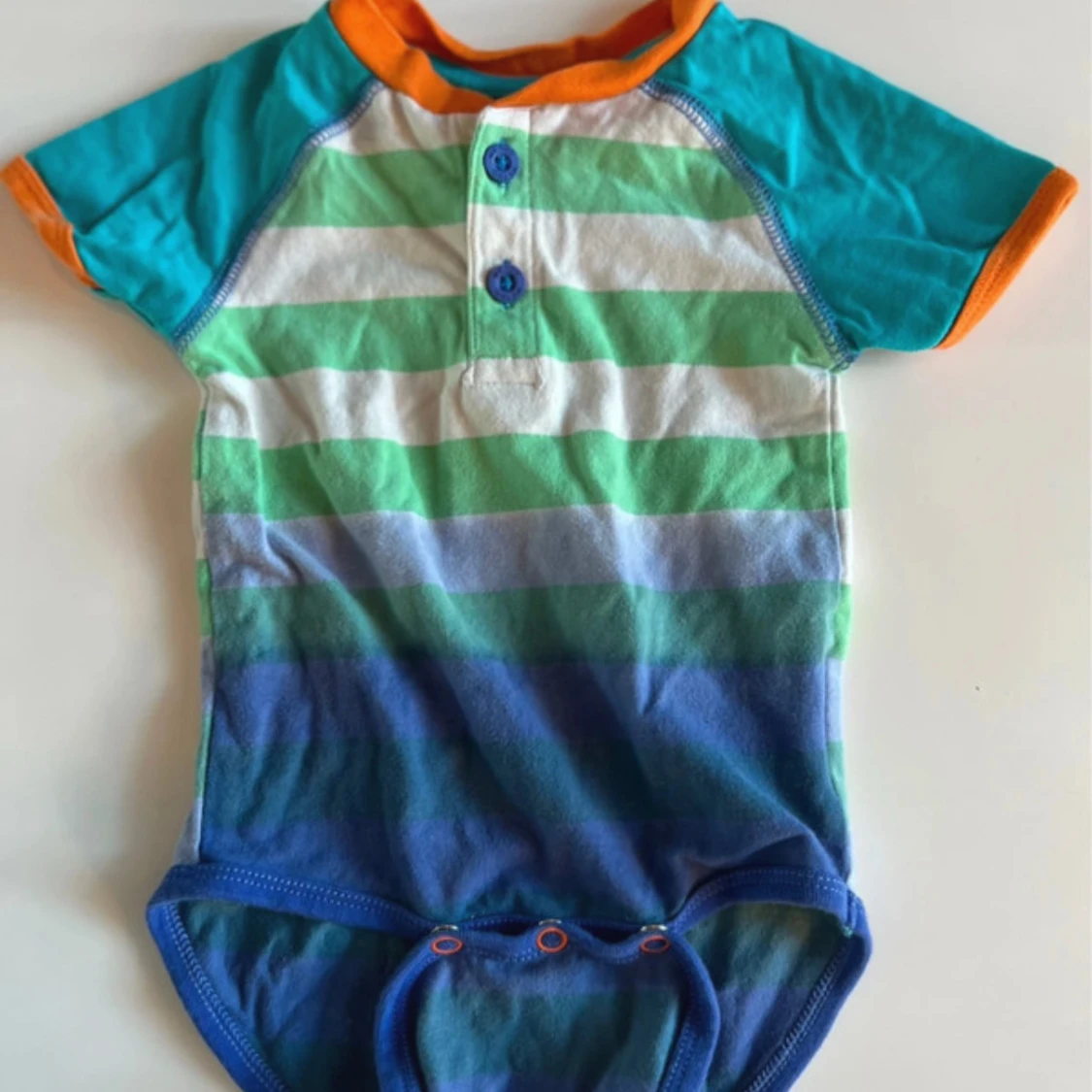 Randig body i härliga färger