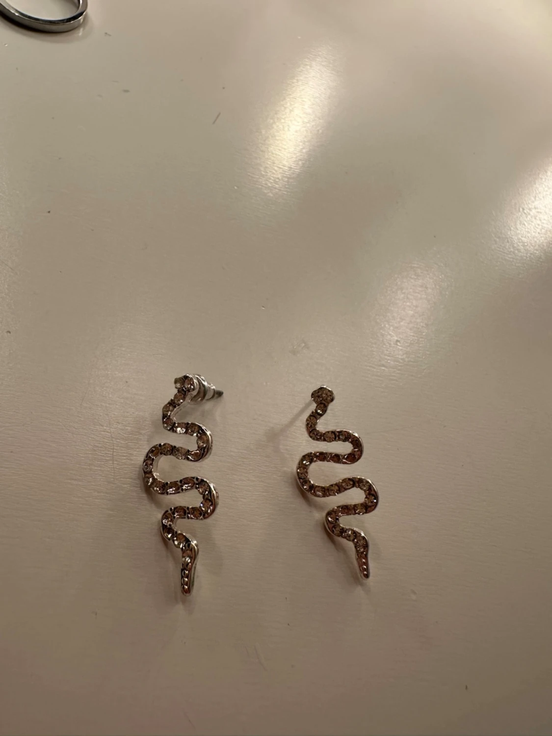 Glittriga örhängen i ormform - 2