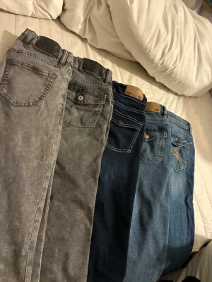 Fem par utsvängda jeans  - Gråa jeans utan fickor, lager 157 storlek 150cm Gråa jeans med fickor, lager 157 storlek 150cm Mörkblåa jeans, lager 157 storlek 150cm Ljusblåa jeans med fickor: lager 157 storlek 150cm Ljusblåa jeans med guld broderi, hm storlek 152cm  Styckpris: 99kr Paketpris: 450kr