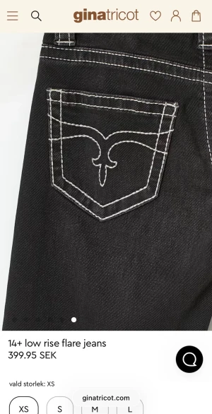 Svarta jeans med vit tråd  - Svarta jeans med vit tråd jag säljes dessa för att dem är för små dem är i storlek xs 