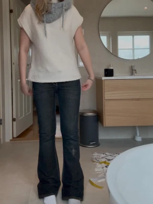 Jeans - GRYMMA jeans, de är vintage och utsvängda. Mått finns med på bilderna! Kontakta vid frågor!😆