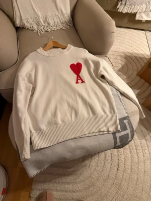 AMI tröja - Vit stickad tröja från Ami, säljer för att den kommer inte till användning nå mera. Perfekt för dig som gillar stilrena detaljer och vill ha något som sticker ut. ❤️ (SNABB AFFÄR BÄTTRE PRIS!)