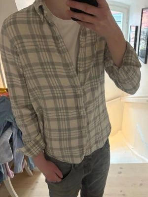 Ralph lauren skjorta  - Rutig skjorta från Ralph lauren, vit/grå, storlek M men sitter mindre, lite liten för mig som är 180, skriv vid frågor!