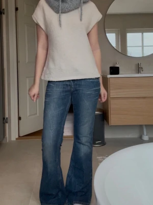 Jeans - Extremt snygga vintage jeans! Utsvängda! Jag rä 172 och passar perfekt👍🏻😊 Mått finns med på bilderna! Kontakta gärna vid frågor!