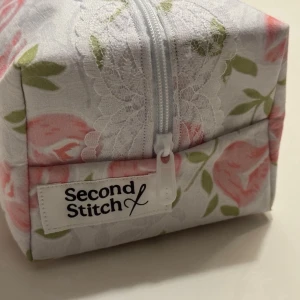 Handgjord necessär av second hand tyger - En handgjord necessär utav second hand tyger. Unik, hållbar och perfekt för att samla alla dina vardagsfavoriter i väskan. Fodrad och stängs med dragkedja. Endast ett unikt exemplar.                  Instagram: secondstitch.bymatilda 💕