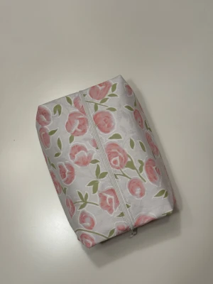 Handgjord necessär av second hand tyger - En handgjord necessär utav second hand tyger. Unik, hållbar och perfekt för att samla alla dina vardagsfavoriter i väskan. Fodrad och stängs med dragkedja. Endast ett unikt exemplar.                  Instagram: secondstitch.bymatilda 💕