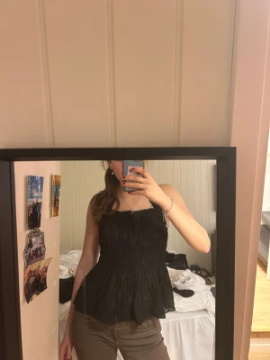 Svart Zarablus - Säljer en jättesöt svart topp från Zara som inte säljs längre. Så fin i ryggen där den knyts, så storlek är därför väldigt anpassningsbar!☺️🫶🏼