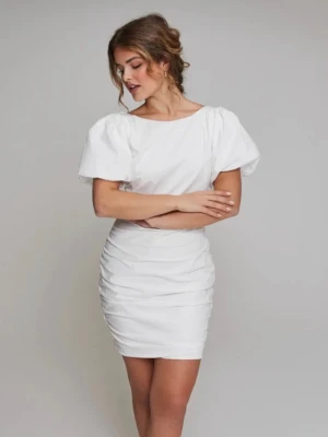 Vit kort puffärmad klänning från Nelly - Supersnygg vit kort klänning från Nelly med puffärmar och öppen rygg. Säljs då den var tänkt till studenten, men inte användes. Prislappen finns kvar. Köpt för 499. Kan gå ner i pris