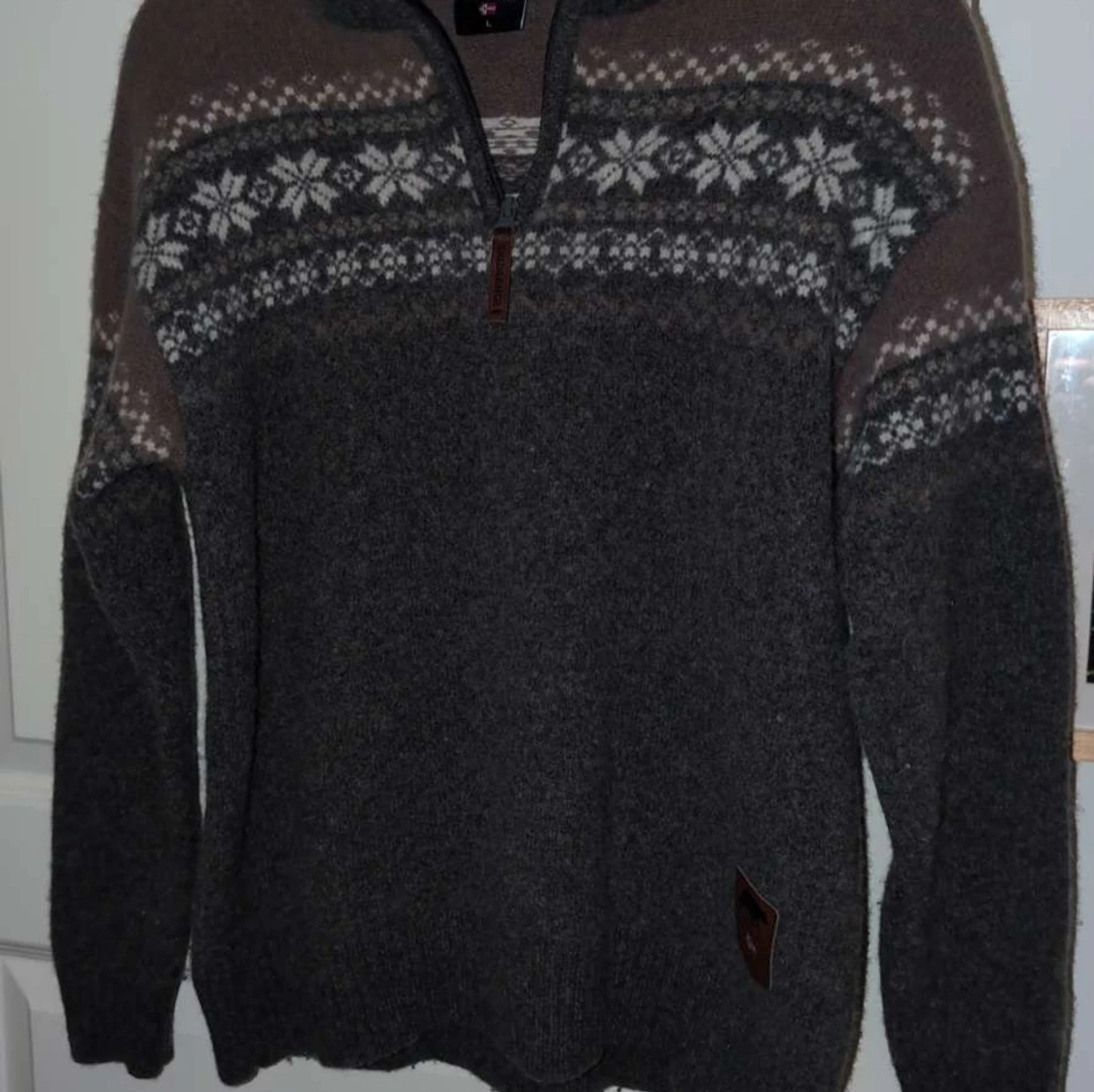 Mörkgrå stickad tröja med mönster