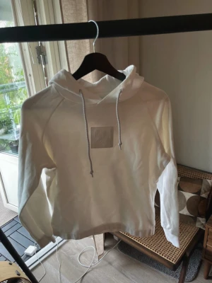 Vit hoodie  - Vit hoodie från Johaug i storlek XS. Passar som både träningshoodie och som ”vardagshoodie”