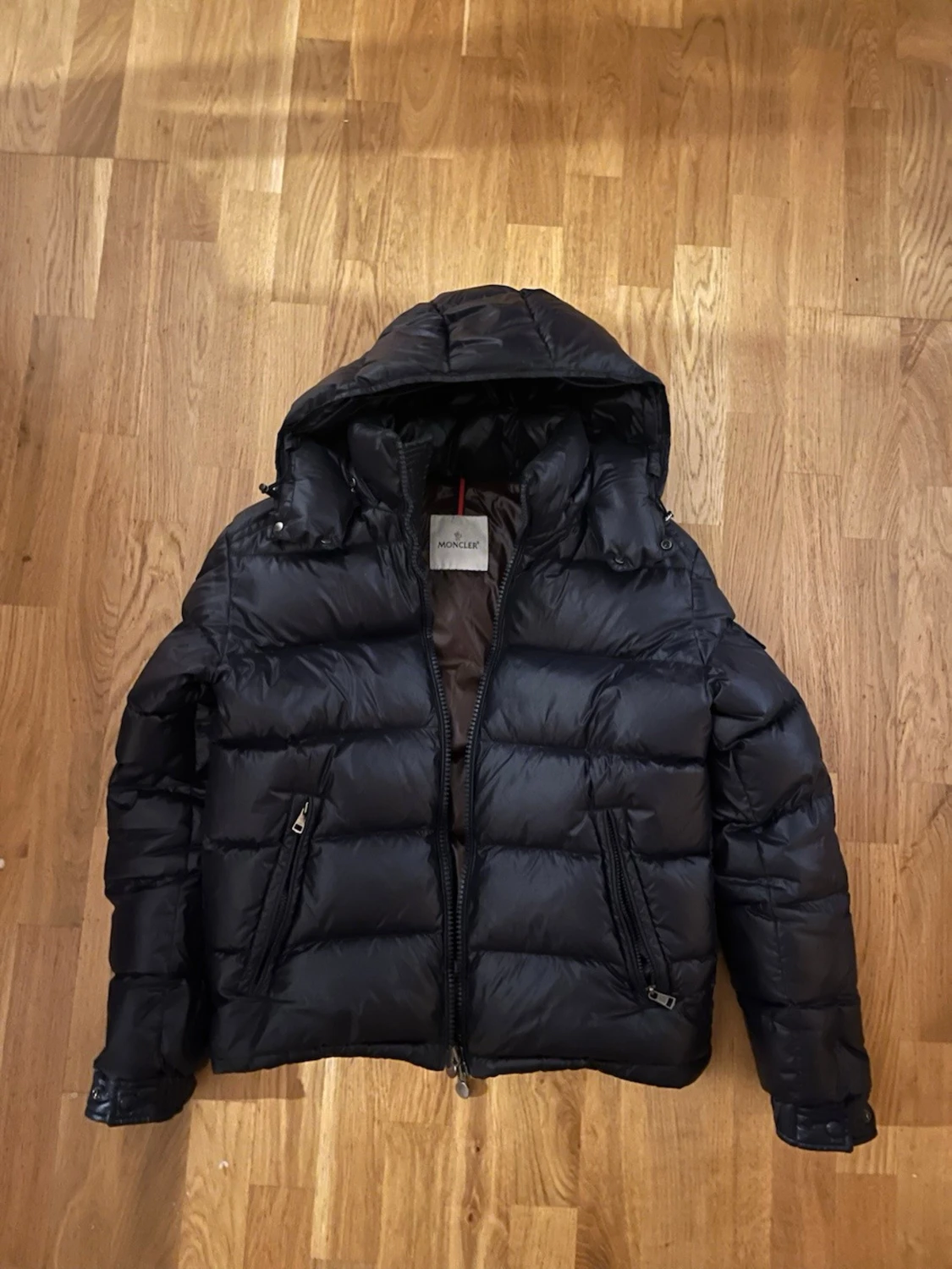 Navy blue Moncler pufferjacka med huva