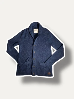 Hollister Cardigan  - Nu säljer vi en oerhört eftertraktad cardigan från Hollister!😍Skicket är ofantligt bra! Inga tecken på användning alls!🥇Tveka inte på att höra av dig vid minsta fundering!🎿🥳