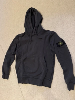 Stone Island Hoodie - Mörkgrå. Inga direkta defekter. 