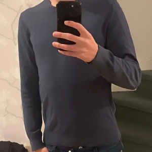 Mörkblå långärmad tröja - Snygg mörkblå långärmad tröja 