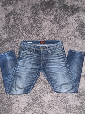 Jack and Jones - Jeans 👖, marinblå  - Väldigt snygga Jack and Jones jeans 👖, marinblåa. Storlek 31/32. Slim fit.  NYA: 1200 kr Skada vid vänster och höger bak sida. 