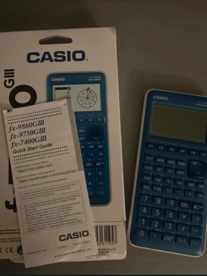 Casio fx-7400GIII - Casio fx-7400GIII grafritande kalkylator i blått, komplett med originalförpackning och snabbstartsguide. Perfekt för avancerade matematiska beräkningar och grafer. Produkten är i mycket gott skick utan synliga defekter eller slitage då jag enbart använt den under en kurs.