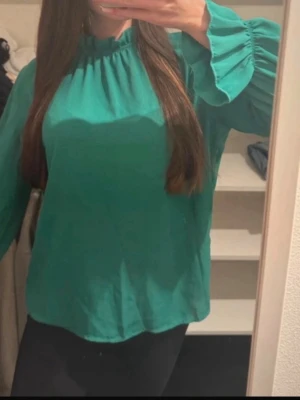 Grön blus  - Superfin grön blus! Aldrig använd 