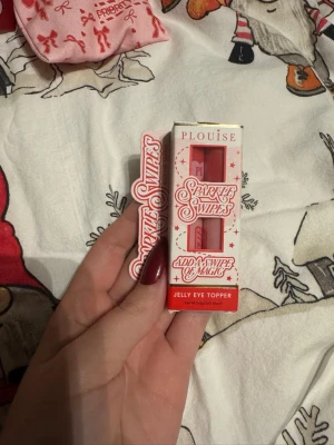 P.Louise Sparkle Swipes Jelly Eye Topper - Säljer en P.Louise Sparkle Swipes Jelly Eye Topper med två glittriga nyanser: Good To Go och Come Away With Me. Förpackningen är rosa och röd med retroinspirerad design. Perfekt för att ge ögonen extra shimmer och magi. Innehåller 2x3g och är enkel att applicera.