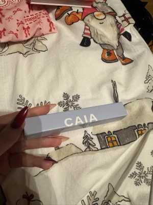 CAIA Waterproof Mascara - Säljer en CAIA Waterproof Mascara i en stilren ljuslila förpackning med vit text. Perfekt för dig som vill ha vattenfast mascara som håller hela dagen. Kommer i en smal och praktisk kartong, enkel att ta med i väskan.