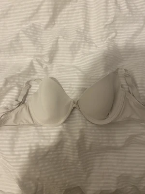 bh från Primark Cares 36D - Säljer en bh från Primark Cares i storlek 36D. 
