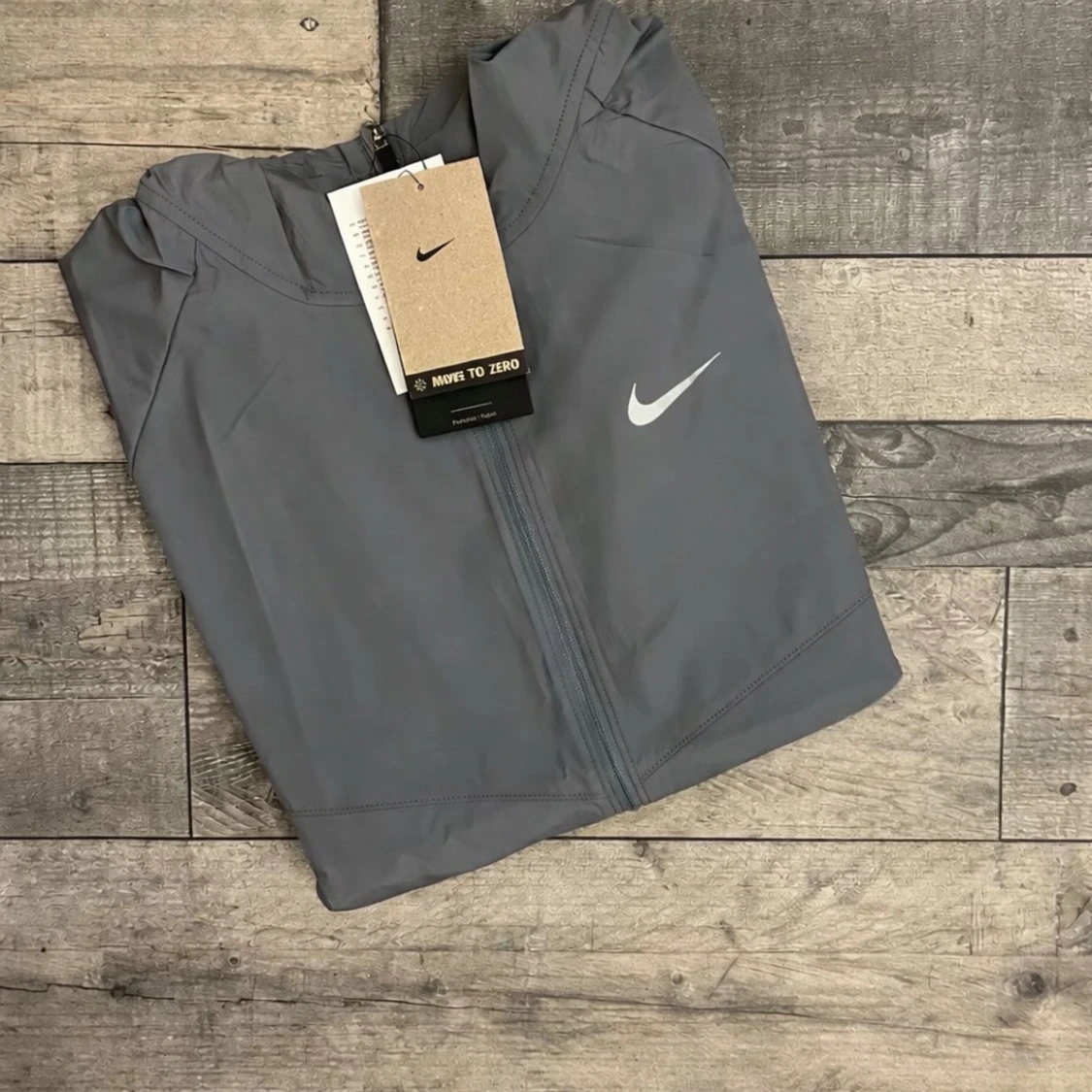 Grå vindjacka från Nike med huva - 1