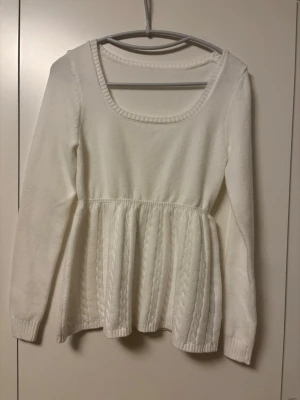 Vit stickad långärmad tröja - Vit gullig stickad tröja. Endast testad, så är som ny🌸 Tjockt och mjukt material. Är storlek M men passar bra på S också🥰 skriv om du har frågor💕
