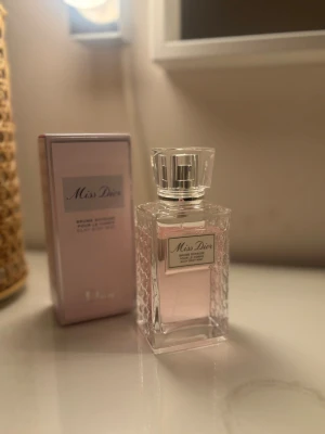 Miss Dior parfym 100ml - Säljer min miss dior parfym då den inte kommit till användning. Är knappast använd och köpt för 800, säljer för 600 men priset kan också diskuteras💕
